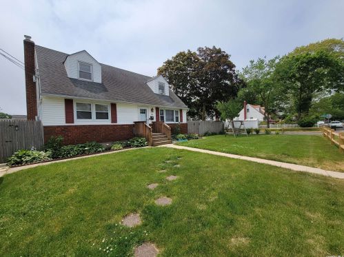 120 26th St, Copiague, NY 11726-2602