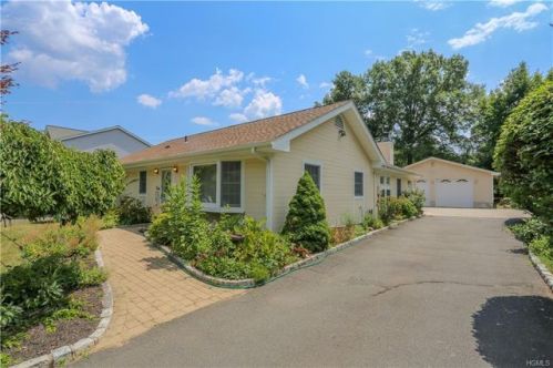 9 Capt Shankey Dr, Garnerville, NY 10923-1326