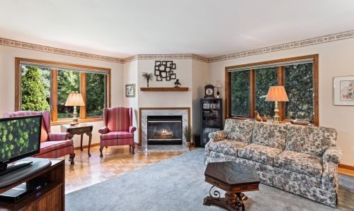 7522 Mequon Square Dr, Thiensville, WI 53092-8528