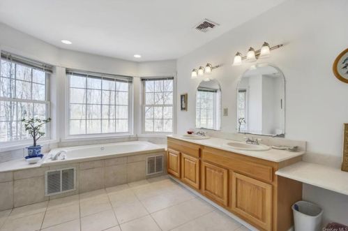 7 Menayas Ct, Washingtonville NY  10992-2032 exterior