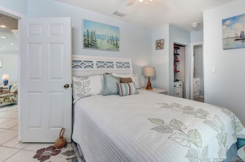 4241 Atlantic Ave, Daytona Beach FL 32127-7004 exterior