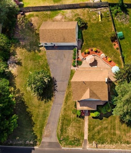 26 Gardner St, Manchester, CT 06040-5621