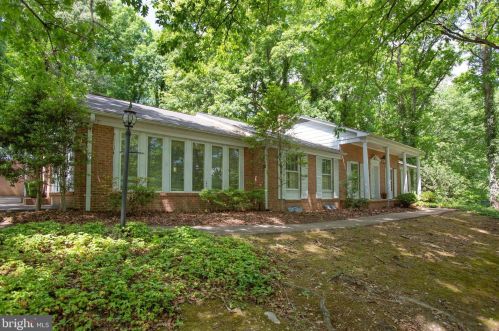319 Twin Lake Dr, Fredericksburg, VA 22401-7038