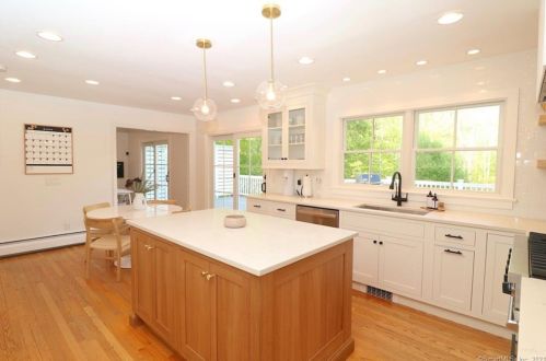 95 Chestnut Hill Ln, Stamford, CT 06903-3929
