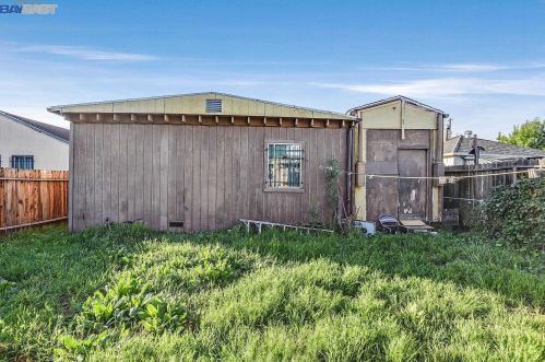 956 76, Oakland CA 94605-2808 exterior