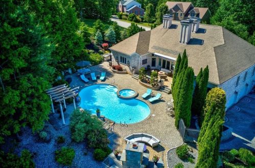 1 Morning Star Ct, Lincoln RI  02865-4586 exterior