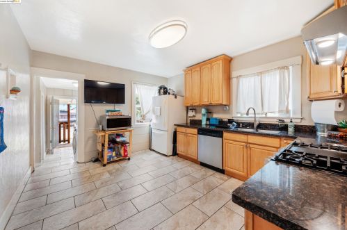 6218 Hilton St, Oakland CA  94605-1446 exterior