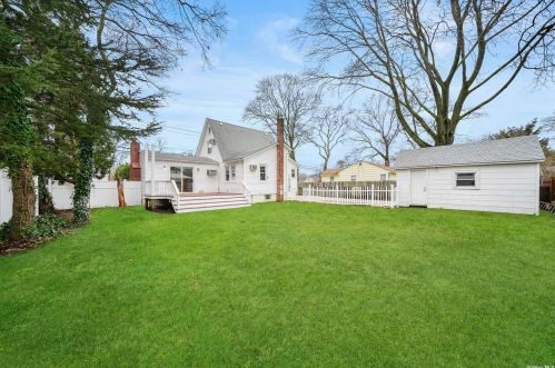 428 Oak Neck Rd, West Islip NY  11795-3614 exterior