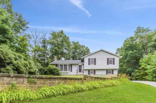 13 Snake Meadow Hill Rd, Moosup, CT 06354-1926