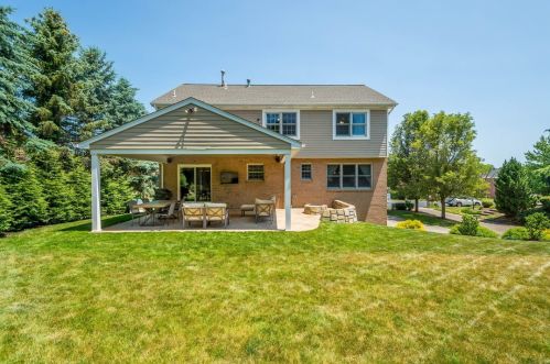 312 Pine Valley Dr, Bridgeville, PA 15017-3433