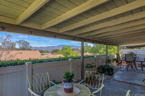 20046 Avenue Of The Oaks, Santa Clarita CA  91321-1361 exterior
