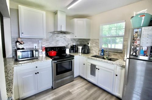 1422 Papendorf Ln, West Columbia, TX 77486-3630