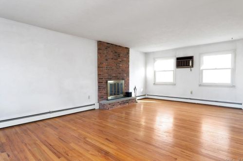 22 Concord Rd, Fishkill NY 12524-1403 exterior