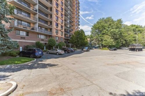 60 Parkway Dr, East Orange NJ  07017-4533 exterior