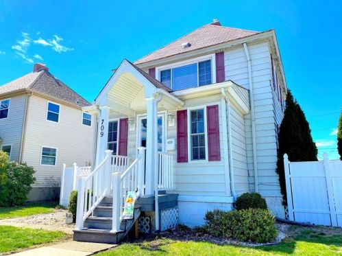 709 Jefferson Ave, Jeannette, PA 15644-2710