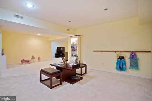 9111 Meadowcreek Ln, Lorton VA  22079-3238 exterior