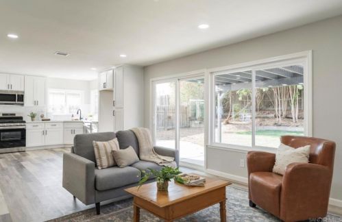 8576 Andromeda Rd, San Diego CA  92126-1802 exterior