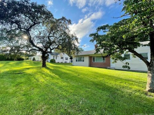 142 Sunset St, Windsor Locks, CT 06096-2412
