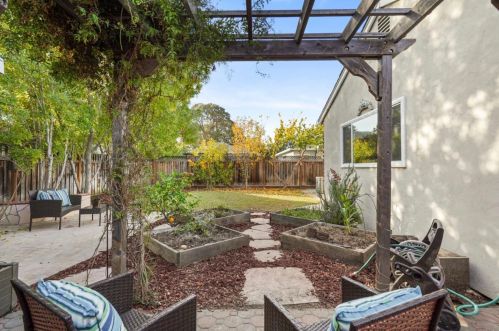 584 Bryan Ave, Sunnyvale CA  94086-6422 exterior