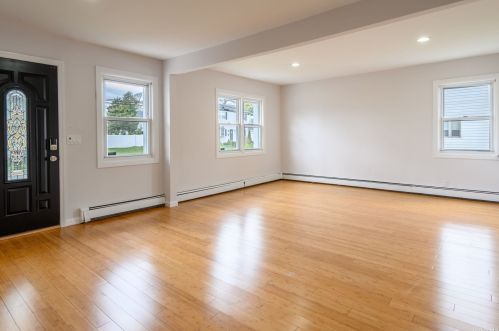 212 5 St, North Lindenhurst NY 11757-4628 exterior