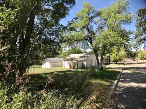 822 10th St, Minot, ND 58703-2647