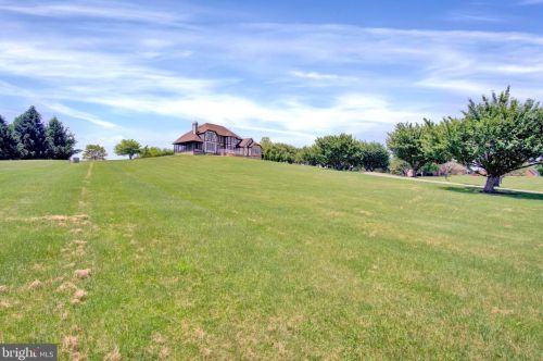 11 Thrush Dr, Carlisle PA  17015-7653 exterior