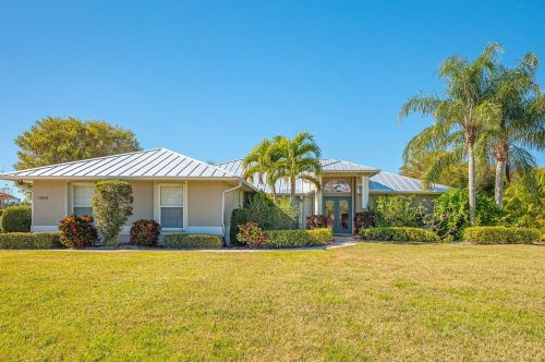 1566 Eagles Cir, Sebastian, FL 32958-6470