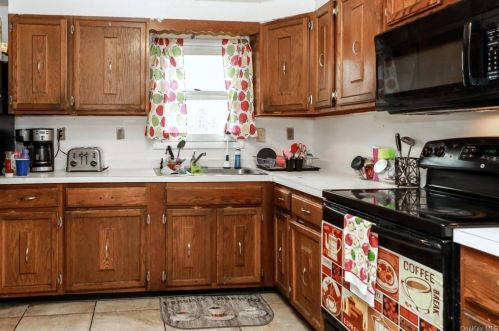 14 Oak Ln, Middletown NY  10940-6914 exterior