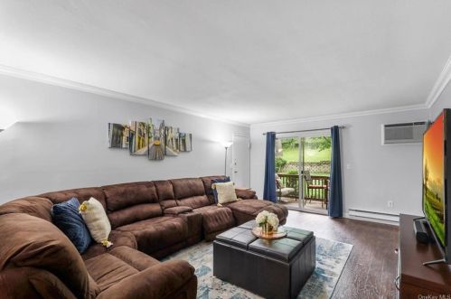 15 Crescent Dr, Thiells, NY 10984-1646