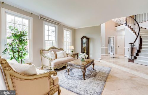 10108 Nedra Dr, Great Falls VA  22066-2835 exterior