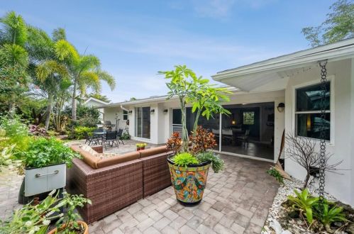 24 Maui Cir, Naples FL  34112-3723 exterior