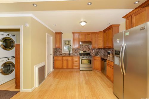 28 Chestnut St, Wheatley Heights NY  11798-3906 exterior