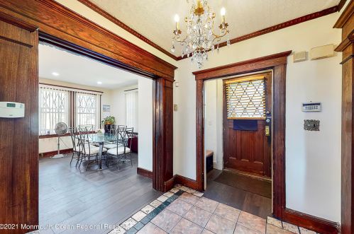 246 6th Ave, Roselle, NJ 07203-1128