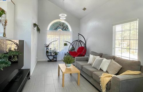 74 Ravenswood Ct, Oakley CA  94561-3062 exterior