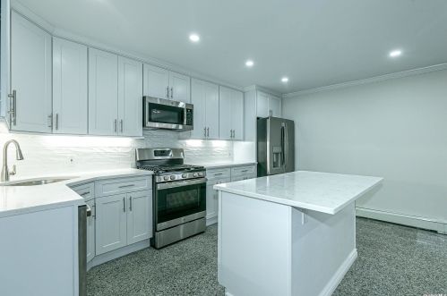 34 5th Ave, New Hyde Park NY  11040-5004 exterior