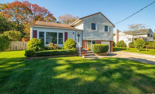 718 Tanglewood Rd, West Islip, NY 11795-3524
