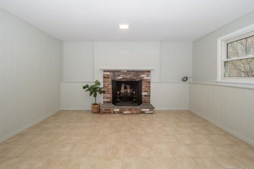 25 Arrowhead Rd, Wilton CT  06897-4402 exterior