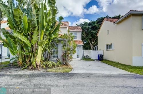 3065 36th Ave, Hollywood FL  33021-3060 exterior