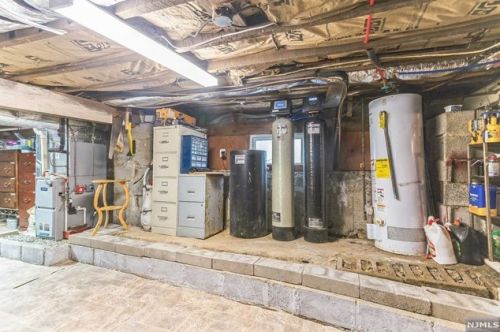 7 2nd Ave, West Milford NJ  07480-3317 exterior