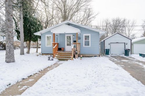 521 Kellogg St, Ripon, WI 54971-1213