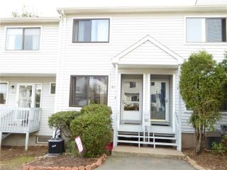 424 Cypress Rd, Hartford CT  06111-5617 exterior