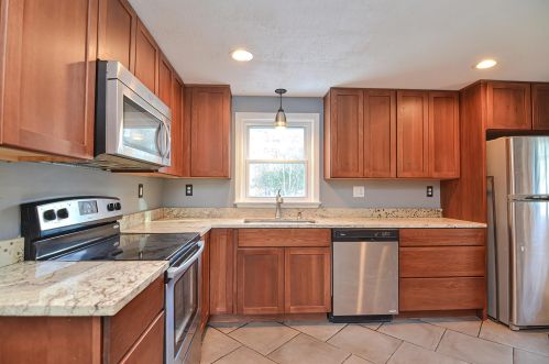 12 Olesen Rd, Derry NH 03038-4846 exterior