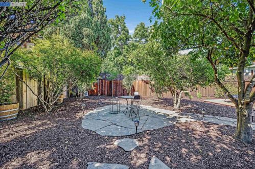 2255 Courtland Ave, Oakland CA 94601-4707 exterior