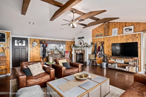 1600 Bch Blvd, Lacey NJ  08731-5031 exterior