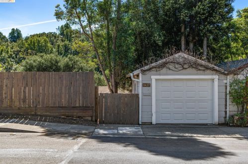 8437 Golf Links Rd, Oakland CA  94605-4118 exterior