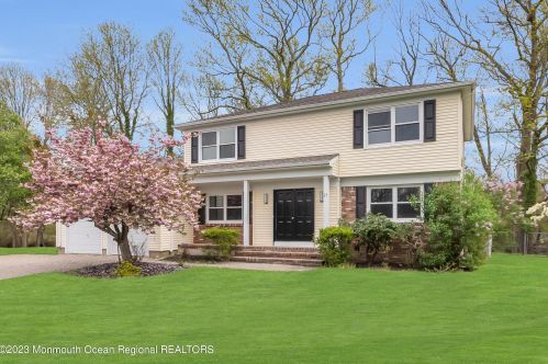 21 Kenneth Dr, Tinton Falls NJ  07712-2824 exterior