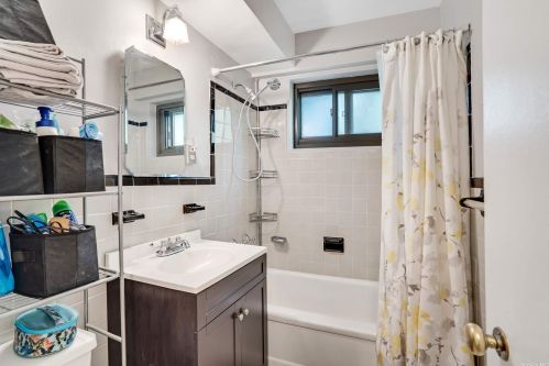 2120 33rd Rd, Long Island City NY  11106-4286 exterior