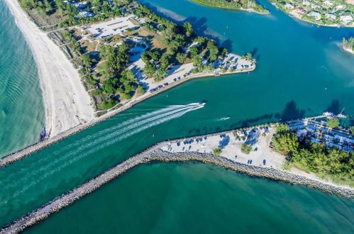 402 Lyons Bay Rd, Nokomis FL 34275-3017 exterior