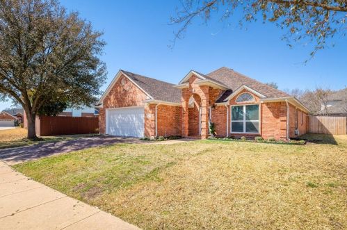 5869 Echo Bluff Dr, Fort Worth, TX 76137-5807