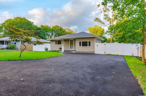1259 Sycamore Ave, Bohemia, NY 11716-1742